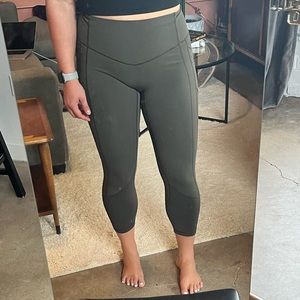 Lululemon capris with pockets